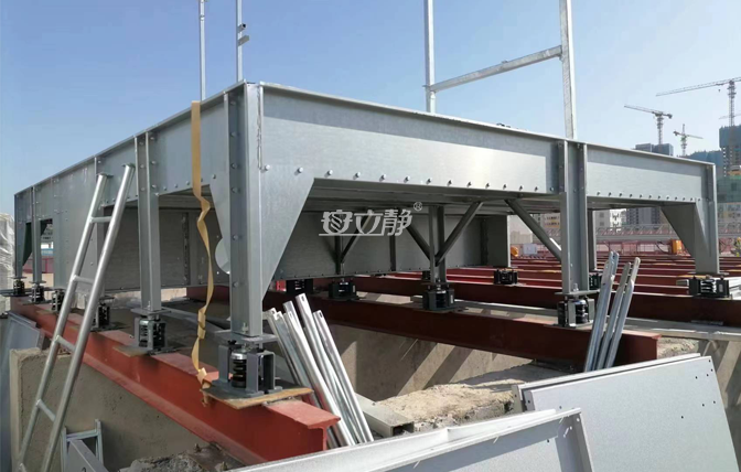 Why do cooling towers have vibration problems? 